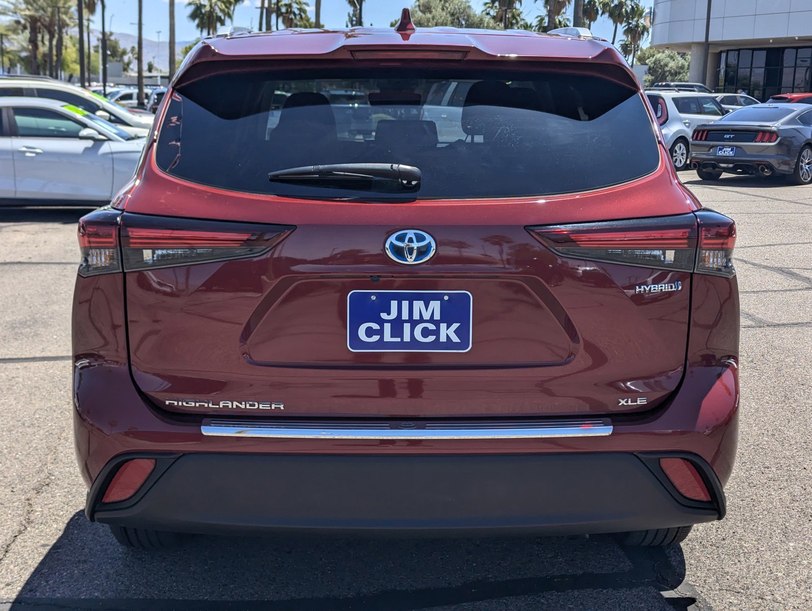 Used 2024 Toyota Highlander XLE AWD/4WD image 3