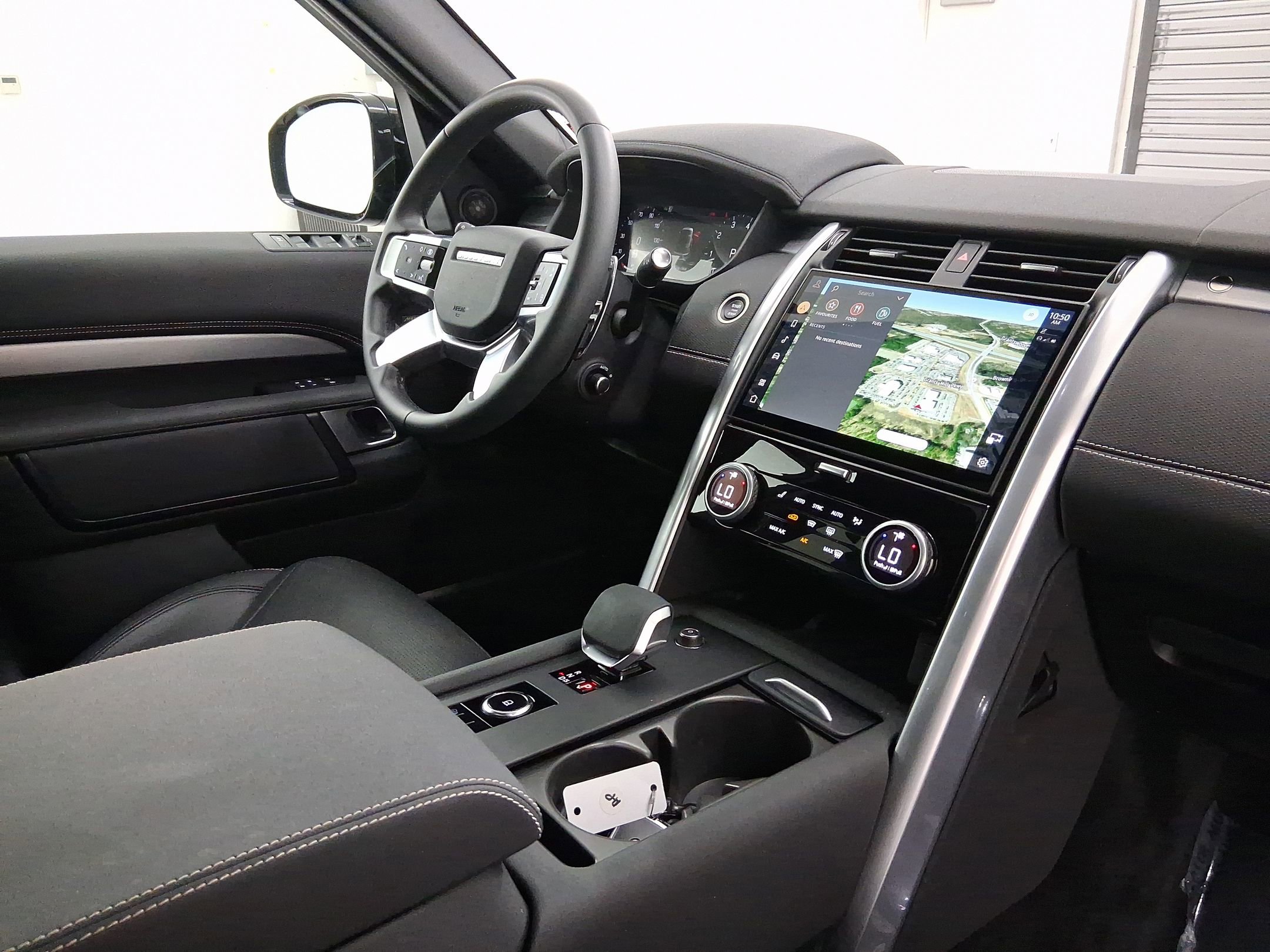 Used 2025 Land Rover Discovery Dynamic SE image 21