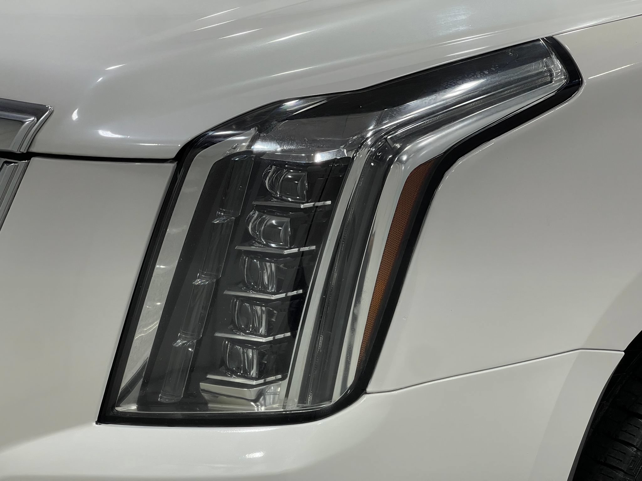 Used 2018 Cadillac Escalade ESV Luxury AWD/4WD image 35