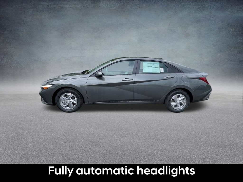 Used 2025 Hyundai Elantra SE FWD image 12
