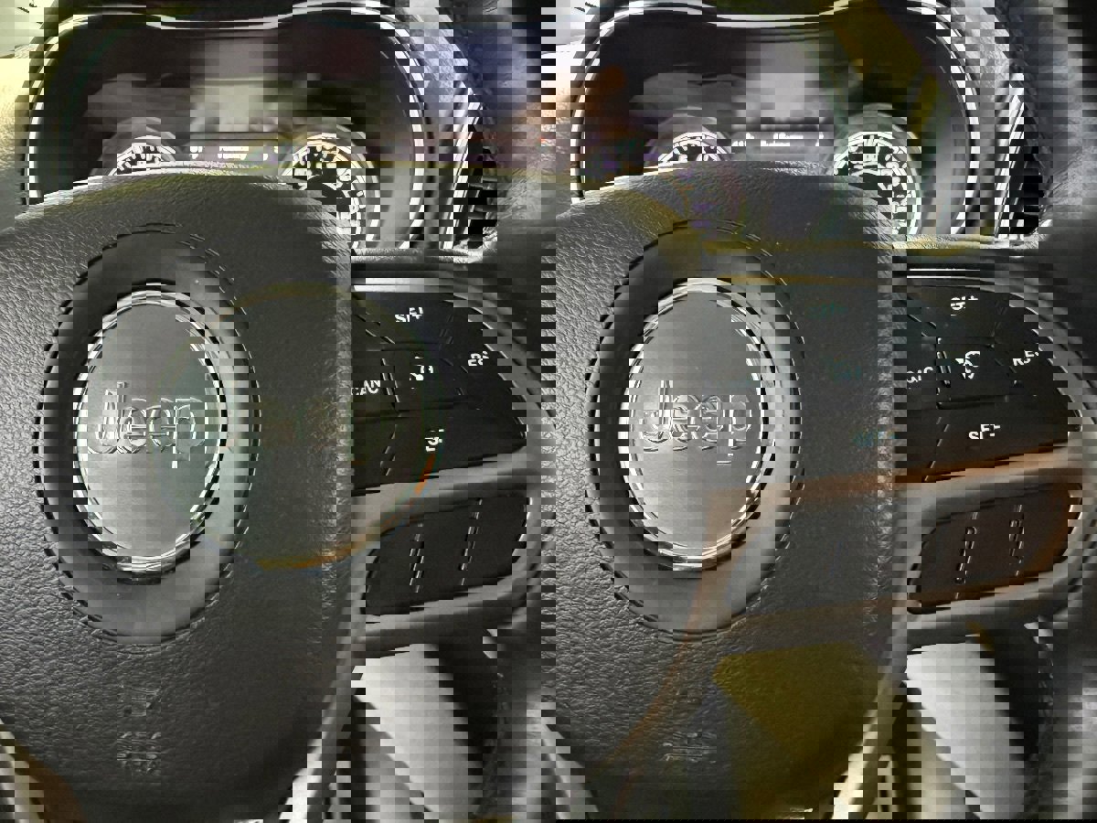 Used 2019 Jeep Cherokee Limited image 16