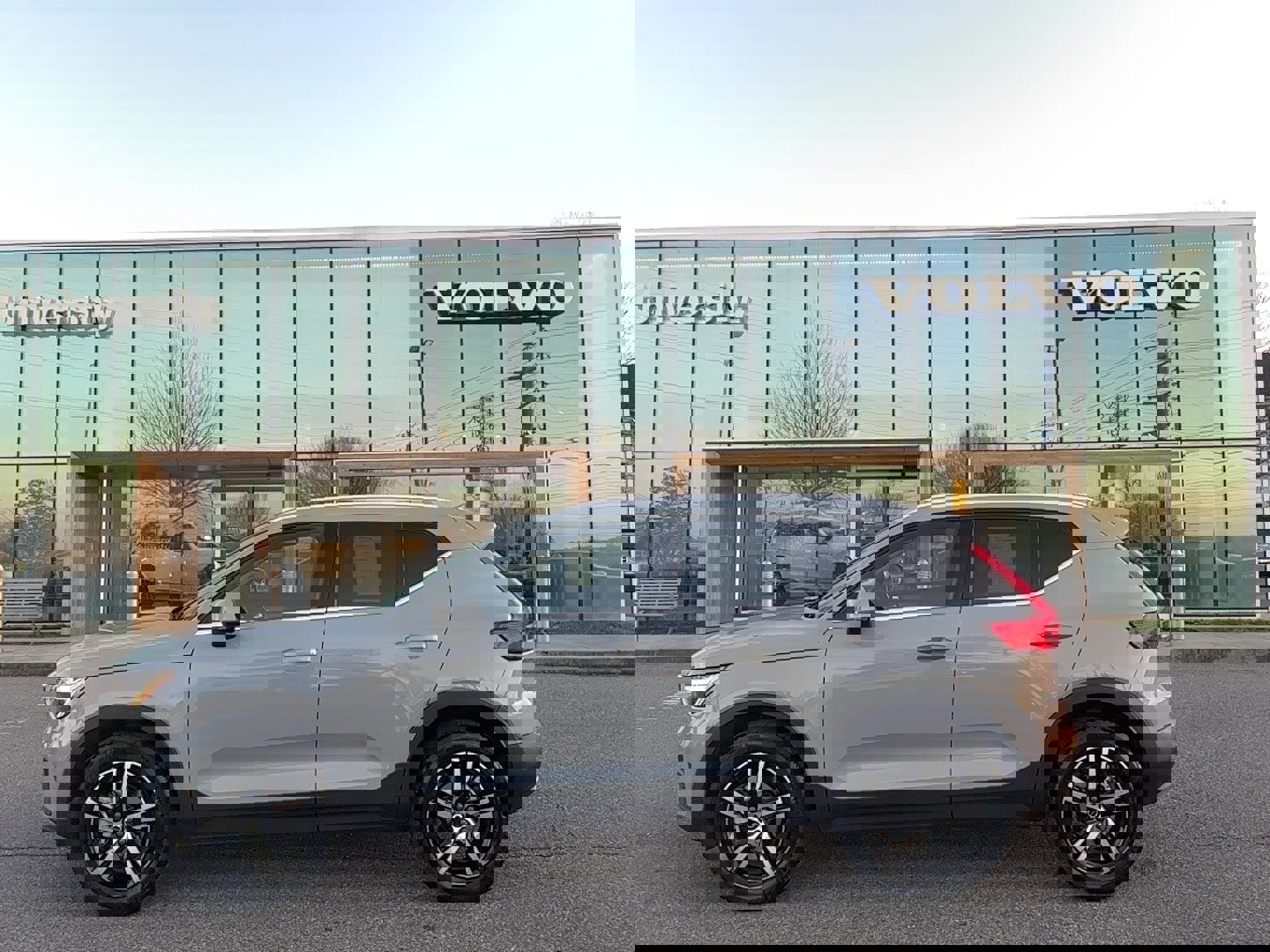 Certified 2024 Volvo XC40 B5 Core image 1