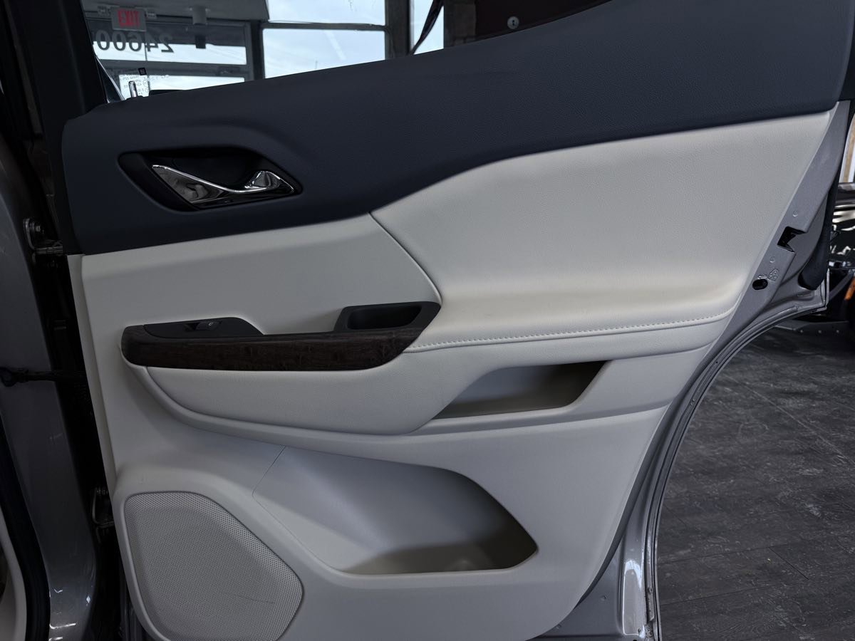 Used 2023 GMC Acadia Denali w/ Denali Ultimate Package image 33