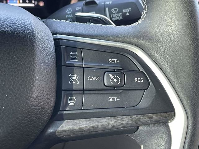 Used 2023 Jeep Grand Cherokee Limited w/ Black Appearance Package image 13