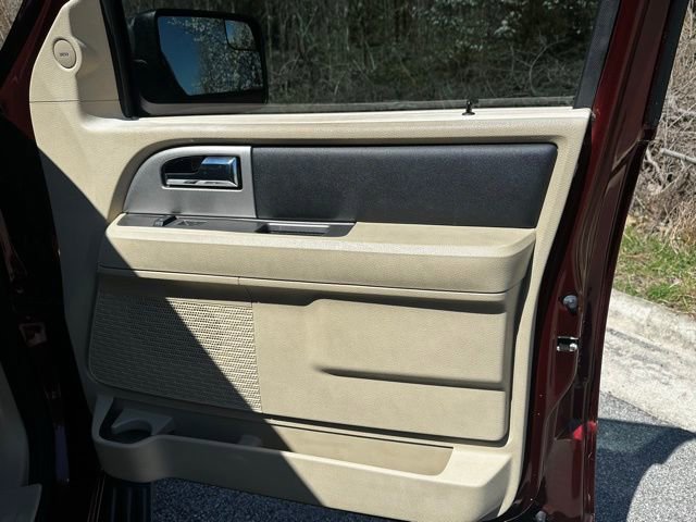Used 2017 Ford Expedition XLT w/ Equipment Group 202A AWD/4WD image 17