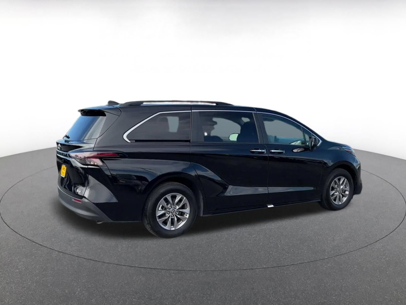 Used 2025 Toyota Sienna XLE FWD image 14