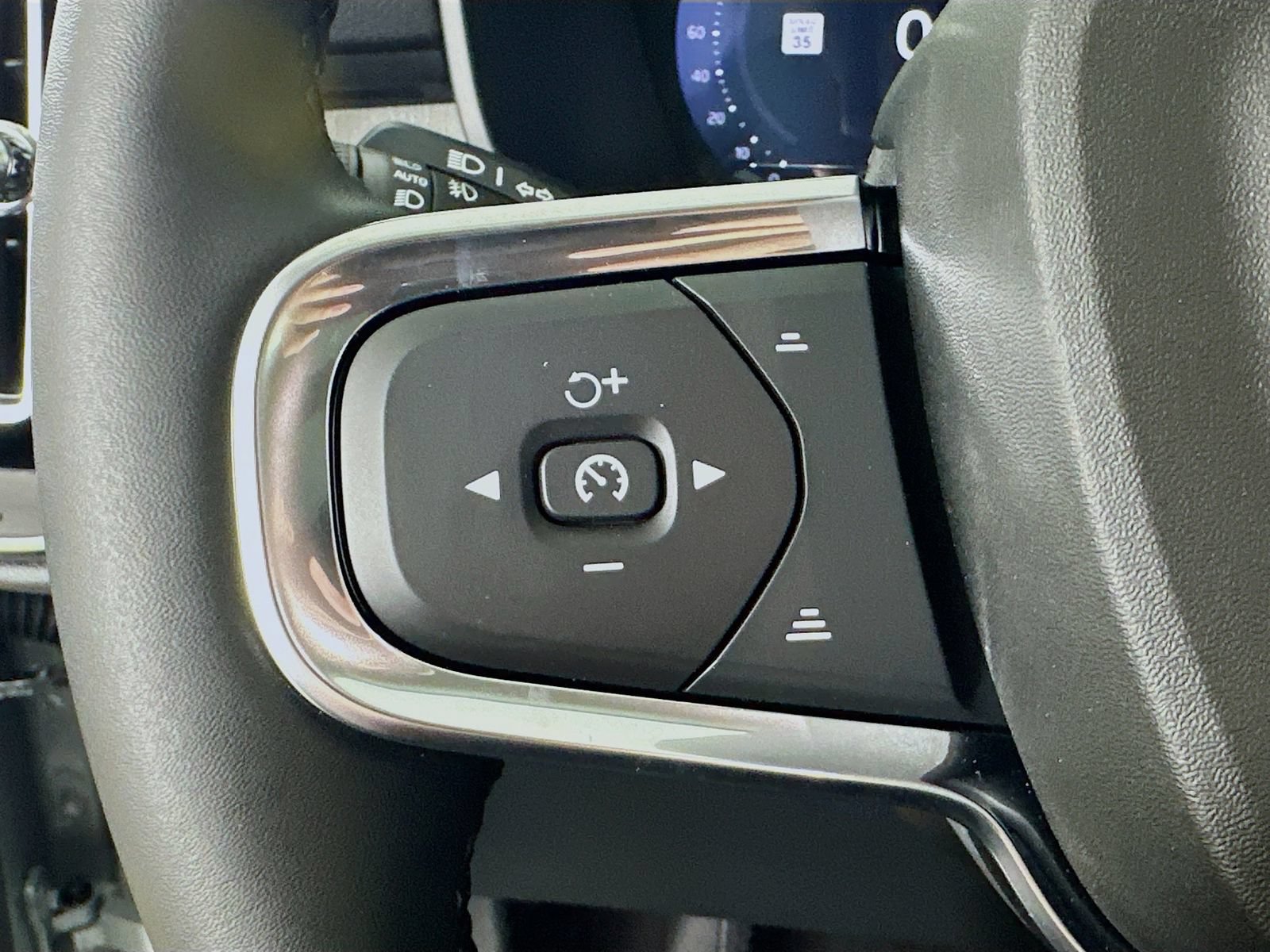 New 2026 Volvo XC40 B5 Plus w/ Protection Package Premier AWD/4WD image 18