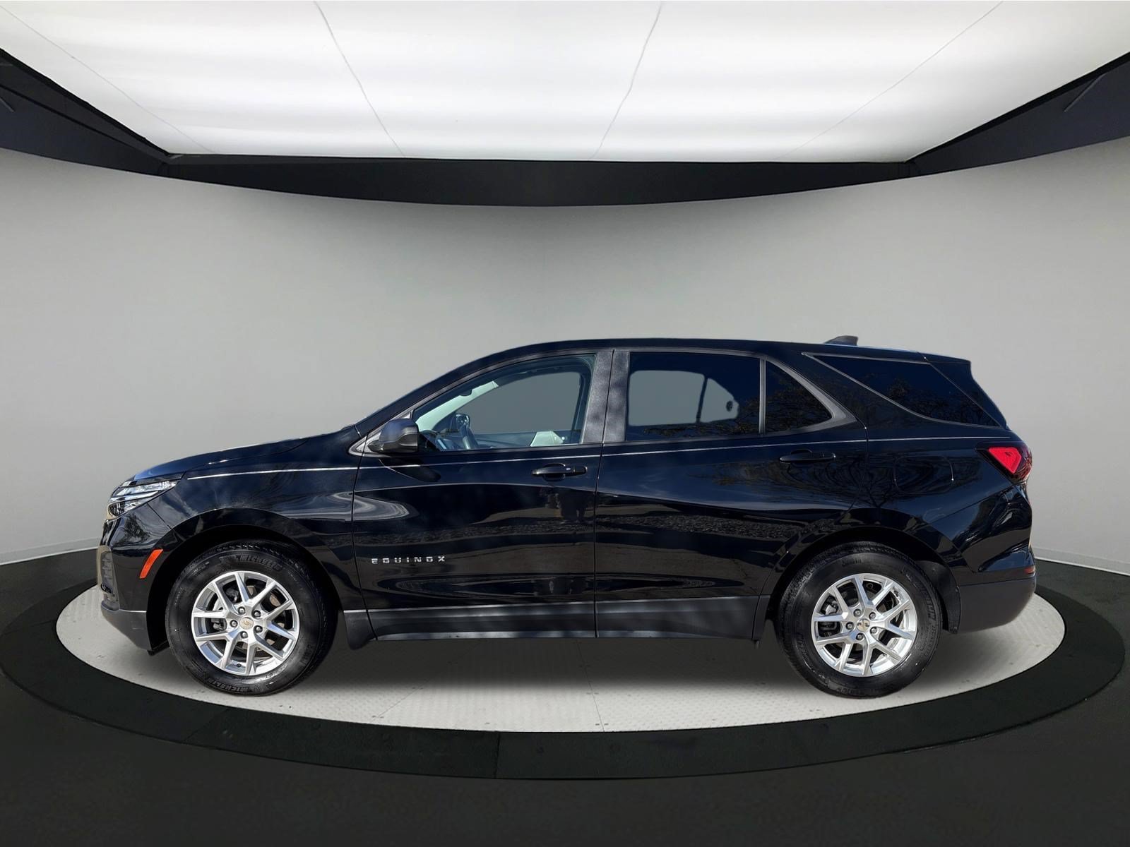 Used 2024 Chevrolet Equinox LS w/ LS Convenience Package FWD image 4