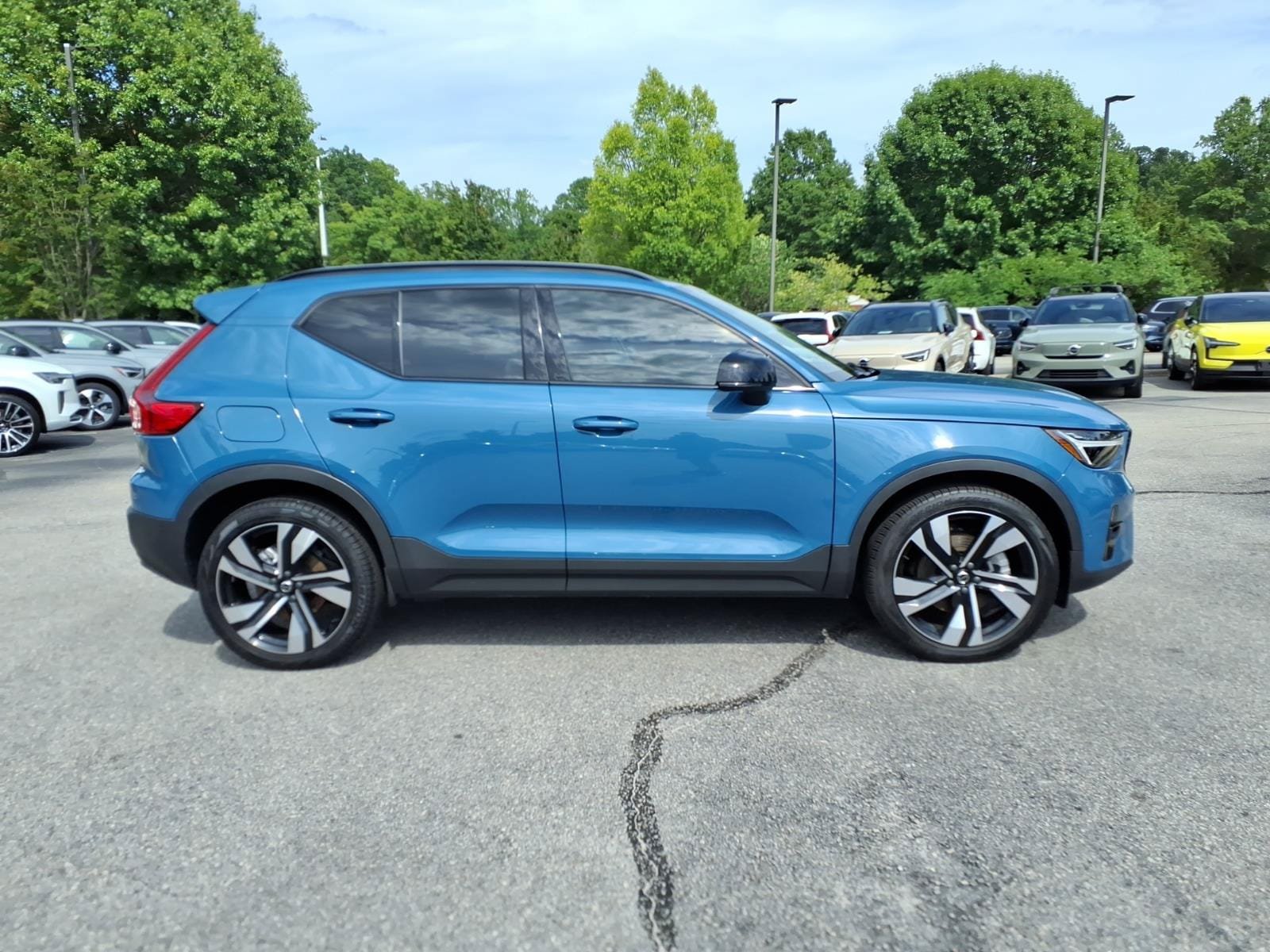 Certified 2023 Volvo XC40 B4 Ultimate FWD image 2
