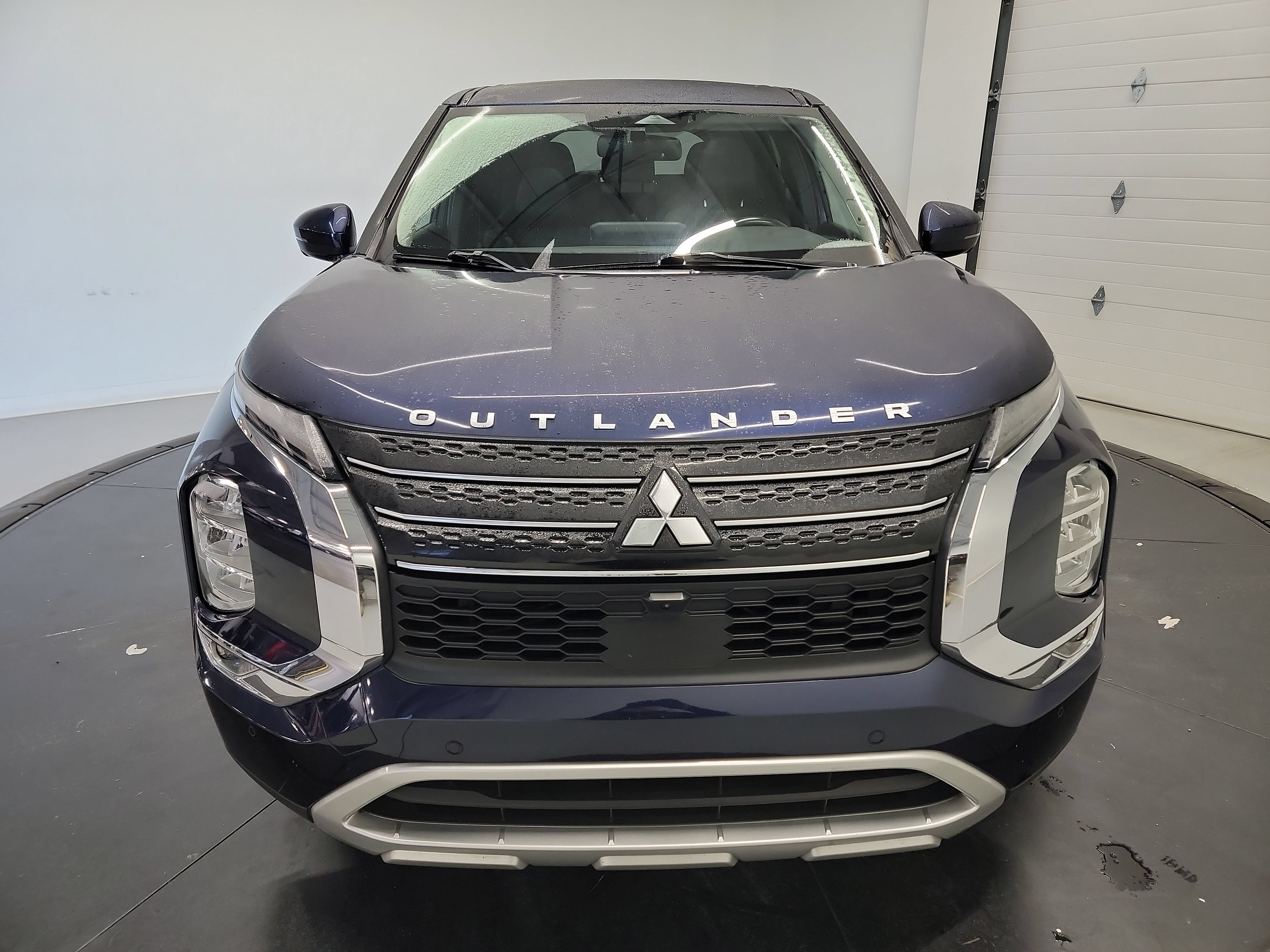 Used 2023 Mitsubishi Outlander SE FWD image 2
