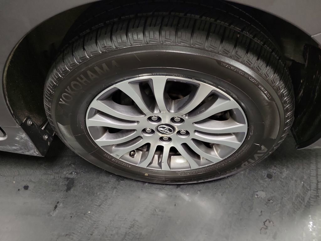 Used 2019 Toyota Sienna XLE w/ XLE Navigation Package image 10