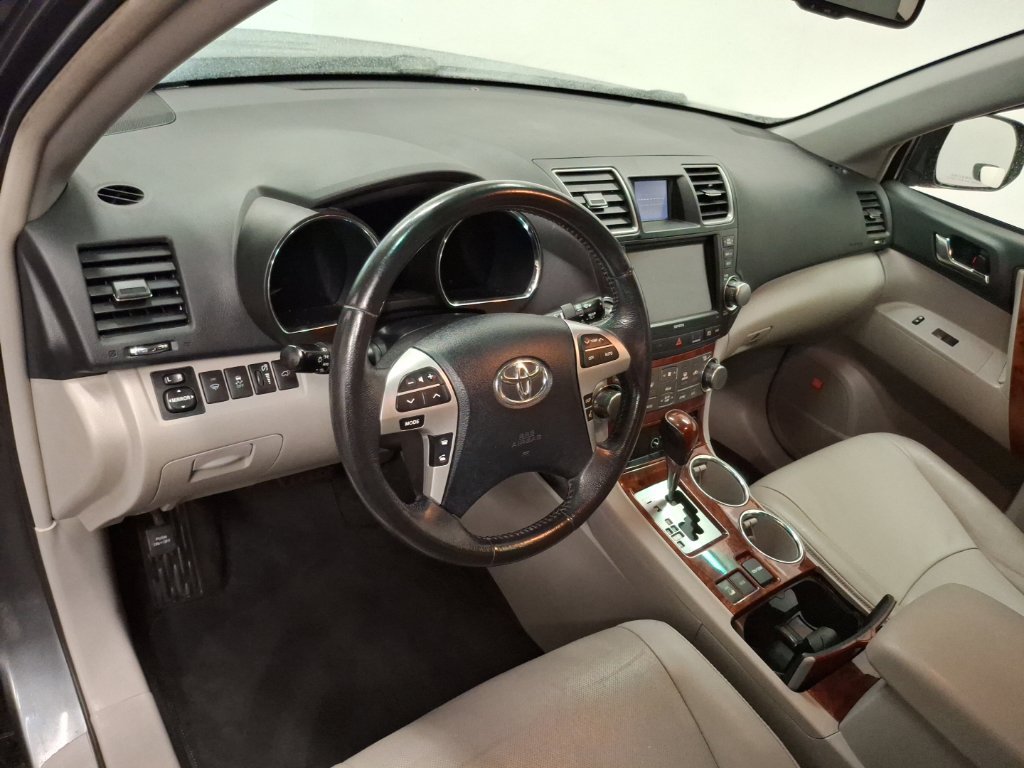 Used 2012 Toyota Highlander Limited w/ Tow Pkg AWD/4WD image 18