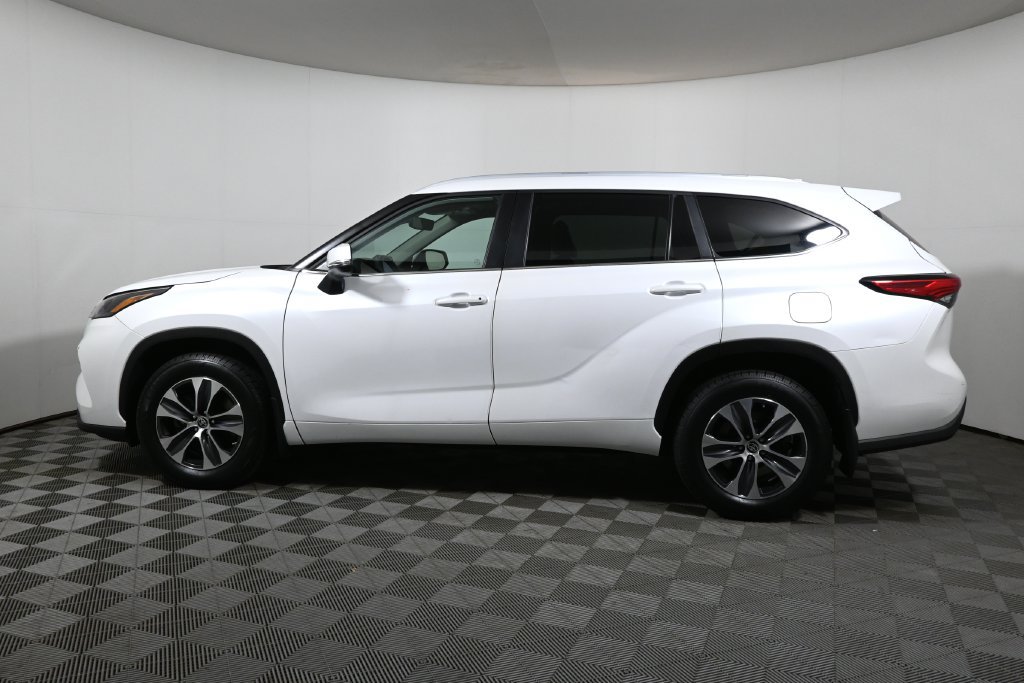 Used 2023 Toyota Highlander XLE AWD/4WD image 2