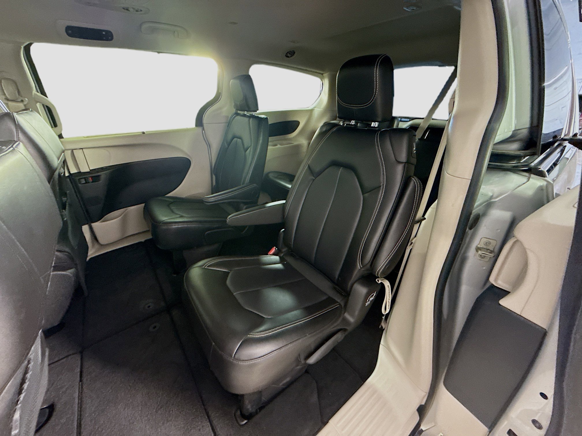Used 2024 Chrysler Pacifica Touring-L image 25