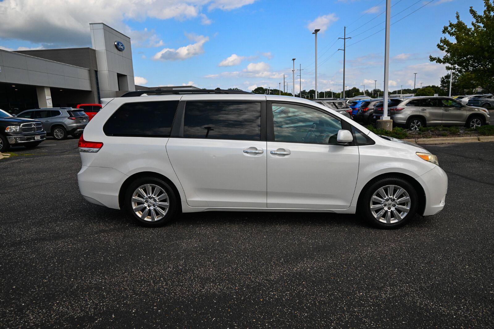 Used 2011 Toyota Sienna Limited w/ Premium Pkg FWD image 3