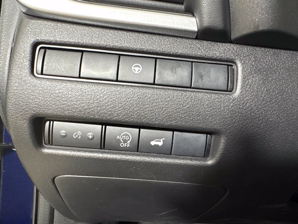 Used 2025 Nissan Rogue SV FWD image 36