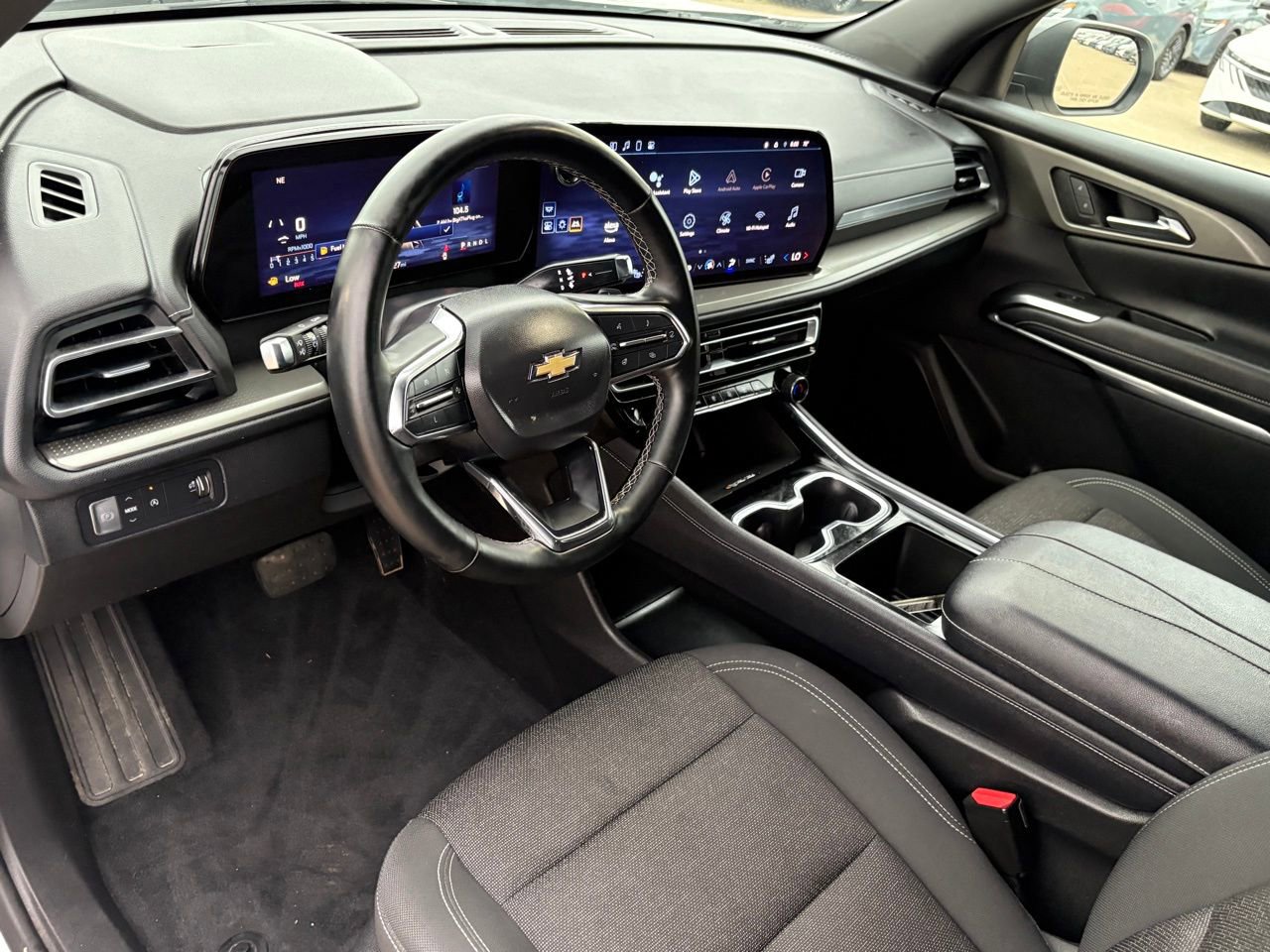 Used 2025 Chevrolet Traverse LT image 16