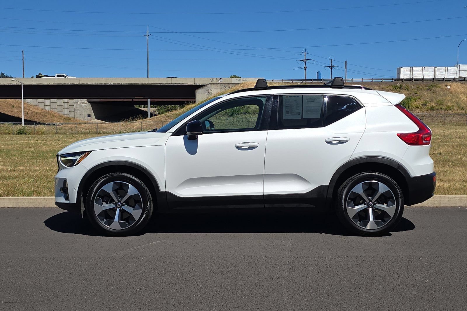 Used 2023 Volvo XC40 B5 Ultimate AWD/4WD image 6