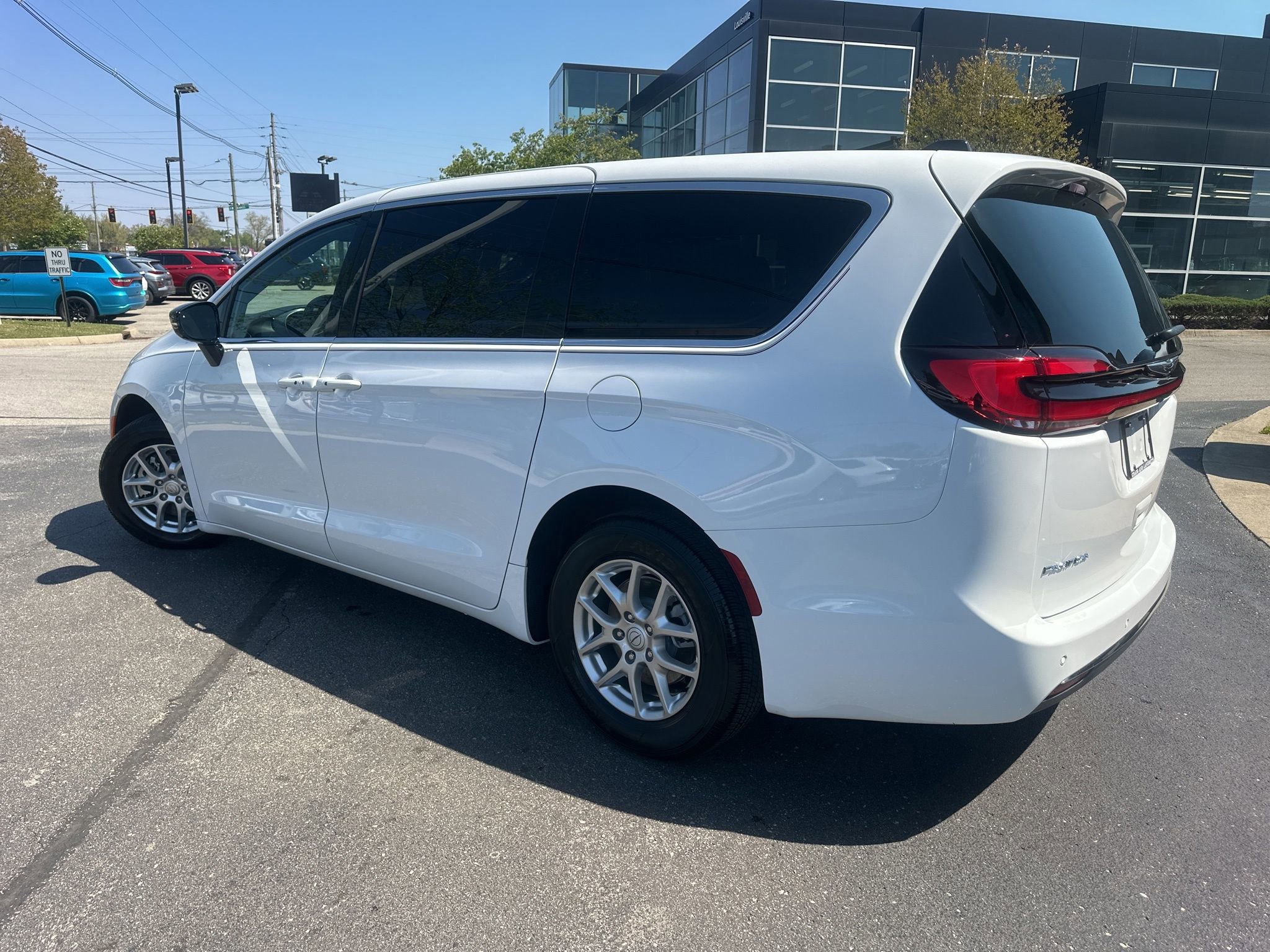 Used 2025 Chrysler Pacifica Select image 2