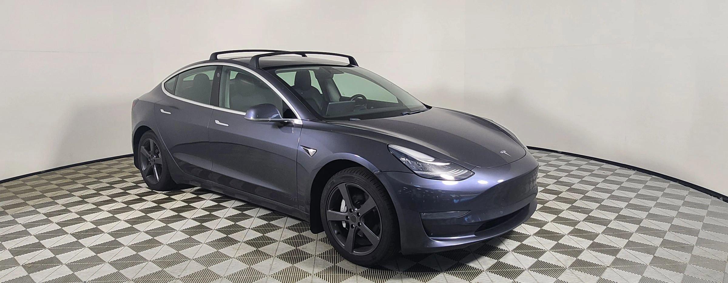 Used 2019 Tesla Model 3 Standard Range image 1