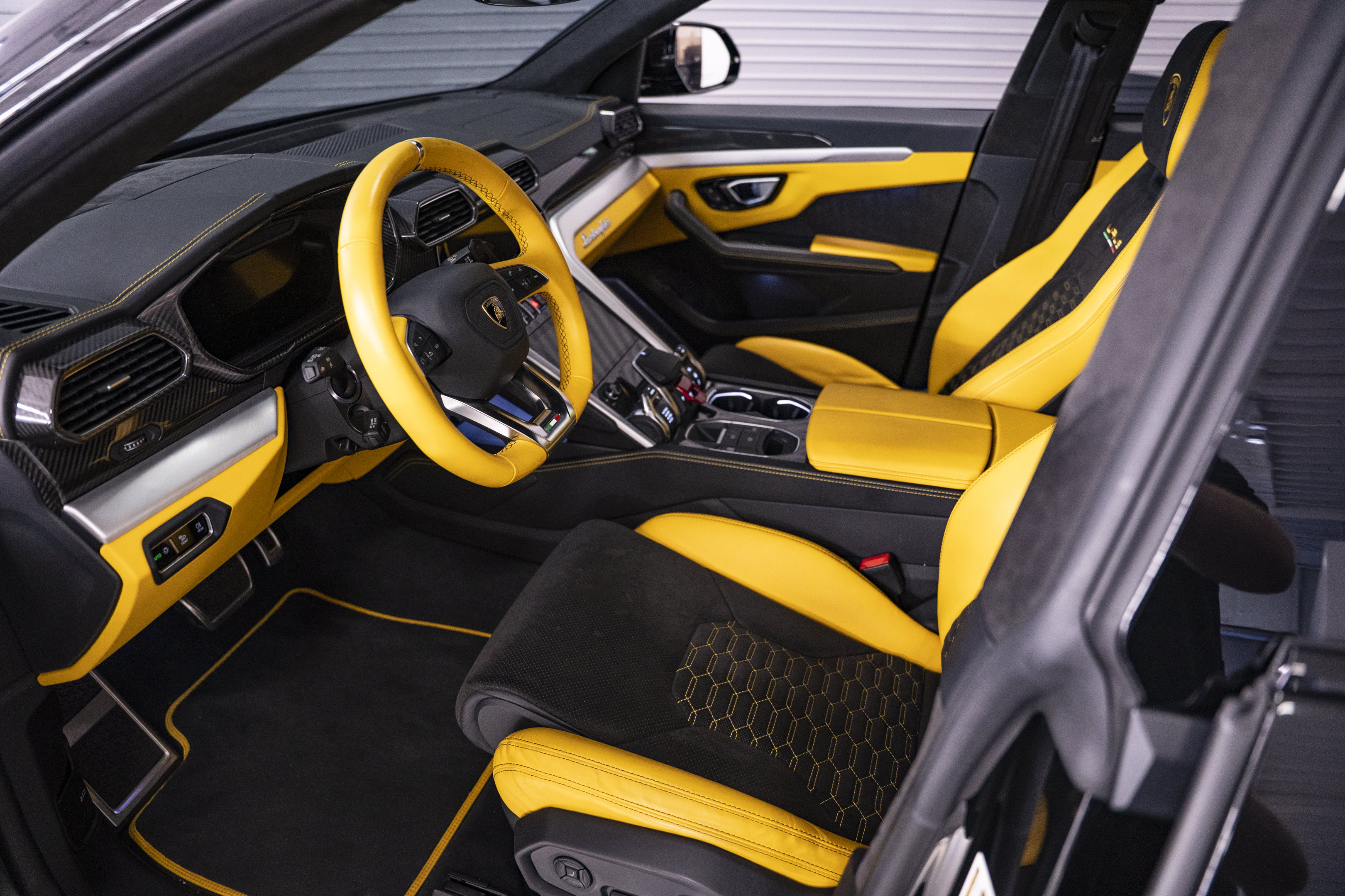 Used 2022 Lamborghini Urus AWD/4WD image 33