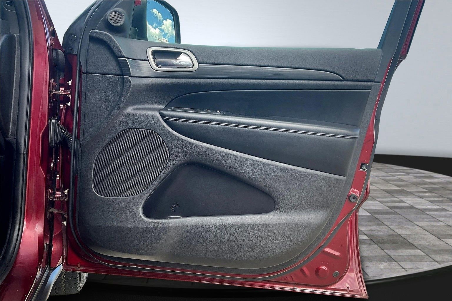 Used 2021 Jeep Grand Cherokee Laredo image 28