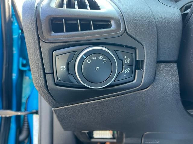 Used 2016 Ford Focus SE w/ SE Cold Weather Package FWD image 18