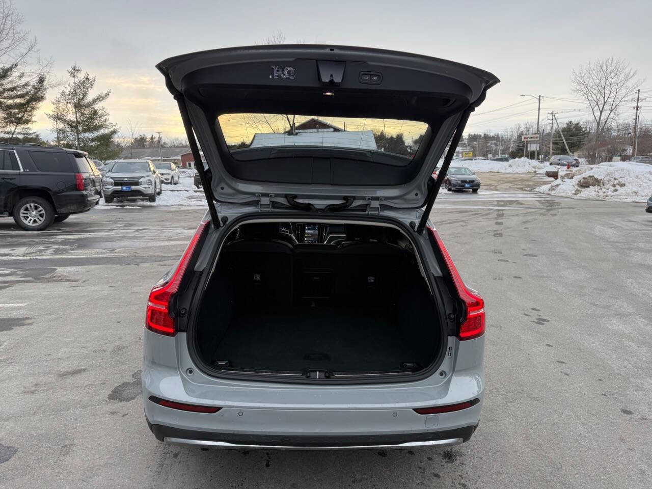 Used 2025 Volvo V60 B5 Cross Country Plus image 13