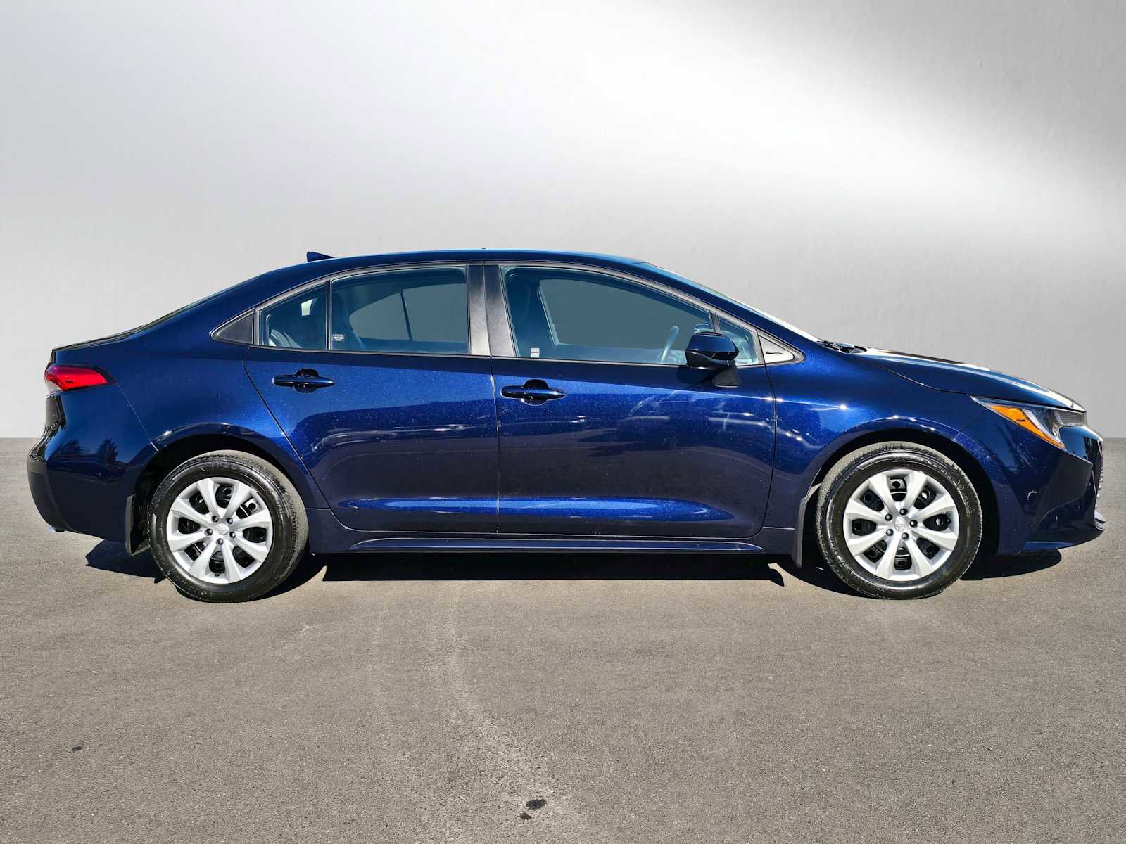 Used 2025 Toyota Corolla LE FWD image 2