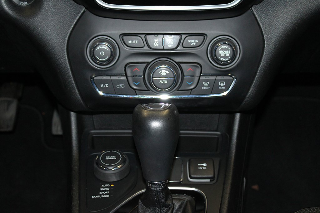 Certified 2021 Jeep Cherokee Limited AWD/4WD image 21