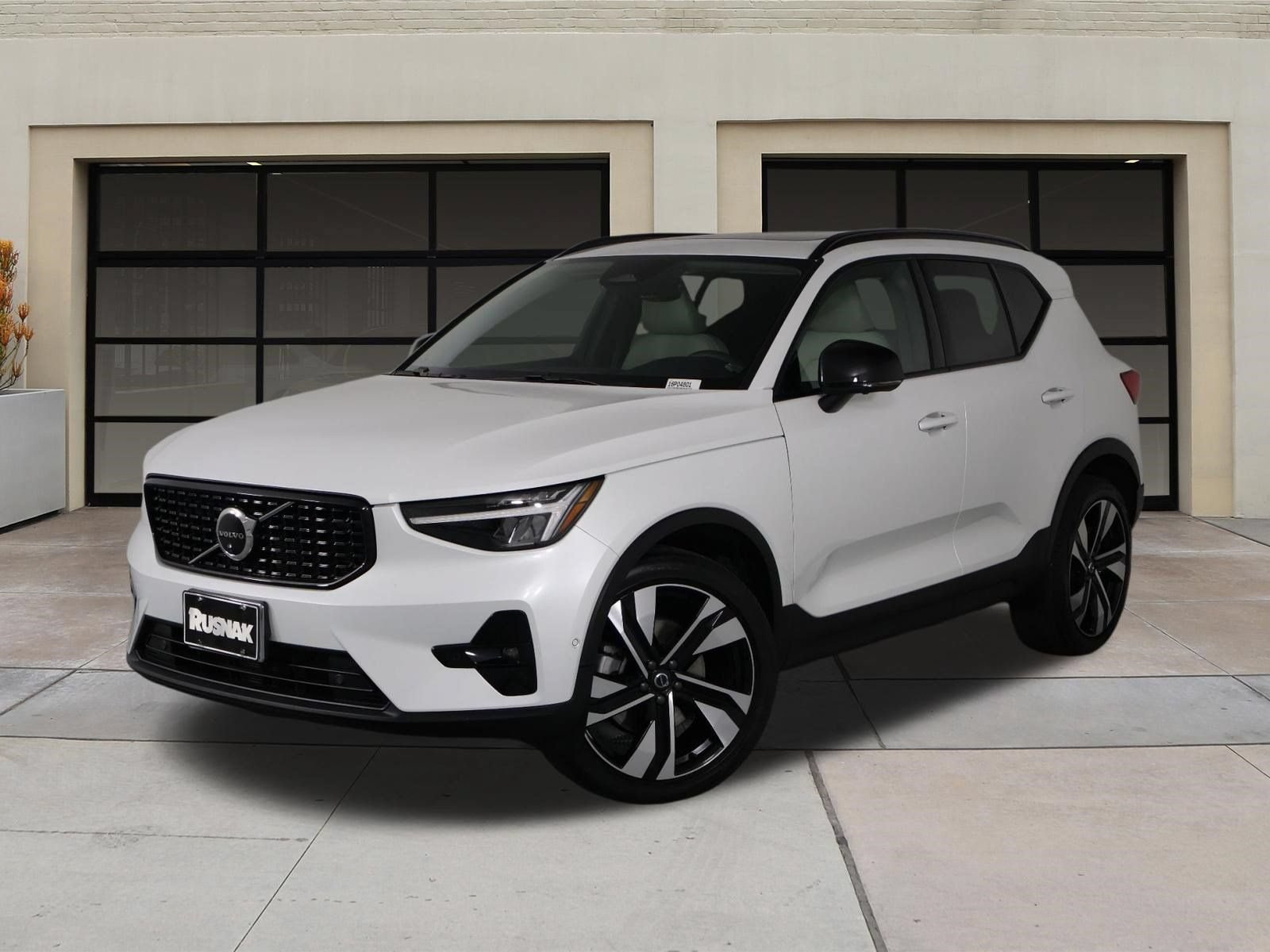 Used 2023 Volvo XC40 B5 Ultimate w/ Climate Package AWD/4WD image 3