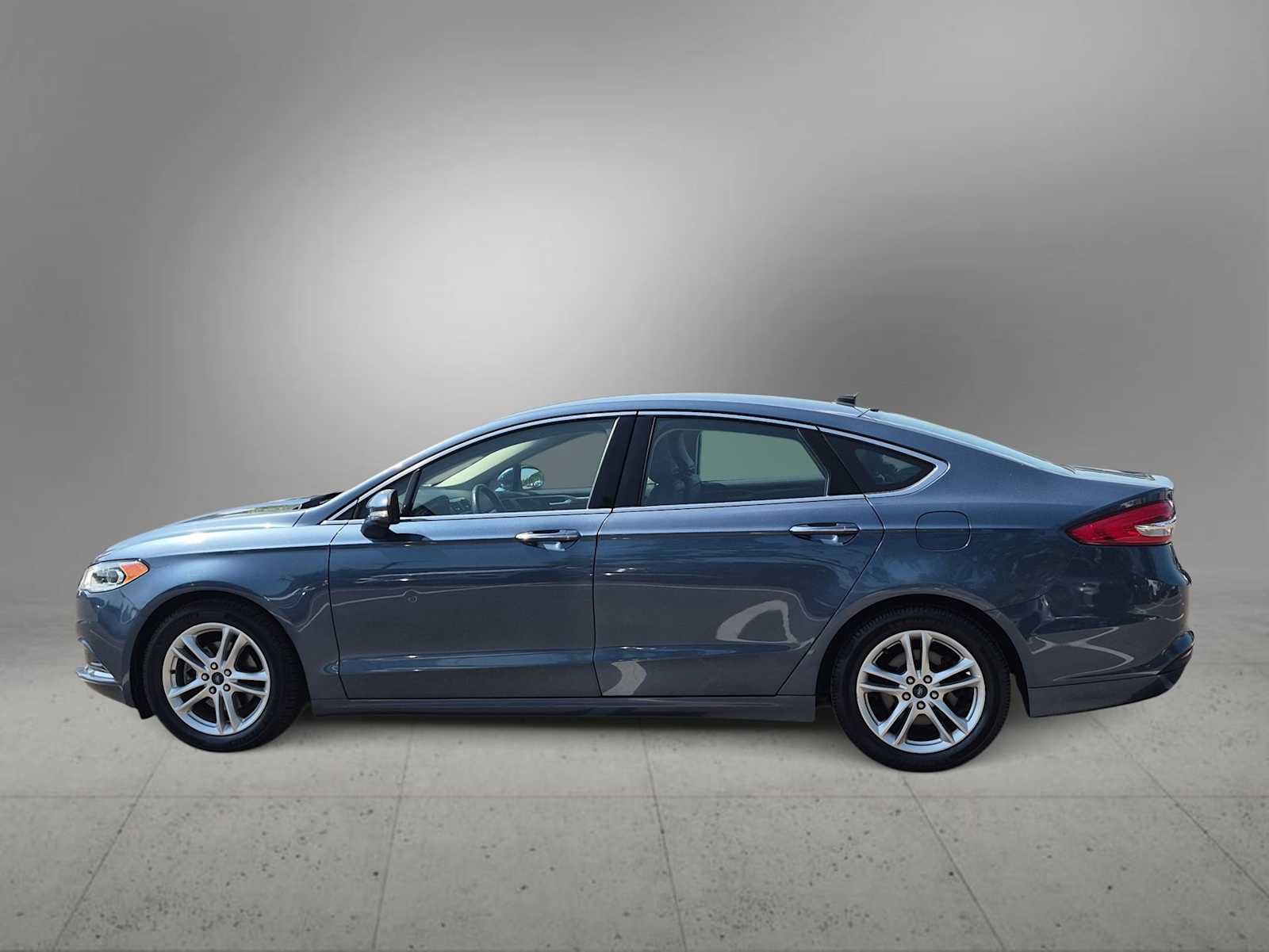 Used 2018 Ford Fusion SE w/ Fusion SE Technology Package FWD image 5
