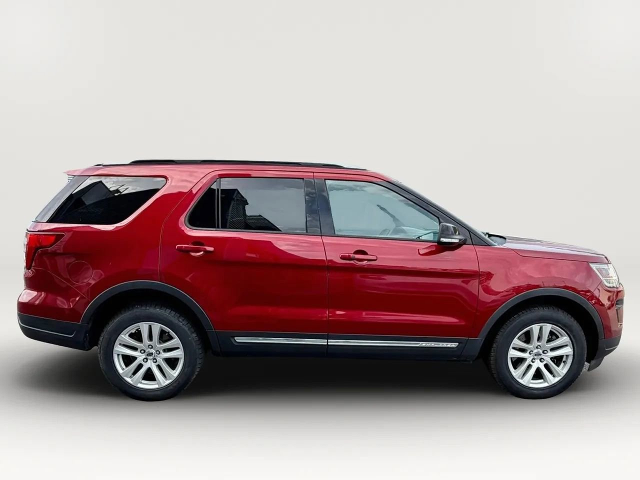 Used 2018 Ford Explorer XLT w/ Equipment Group 202A AWD/4WD image 8