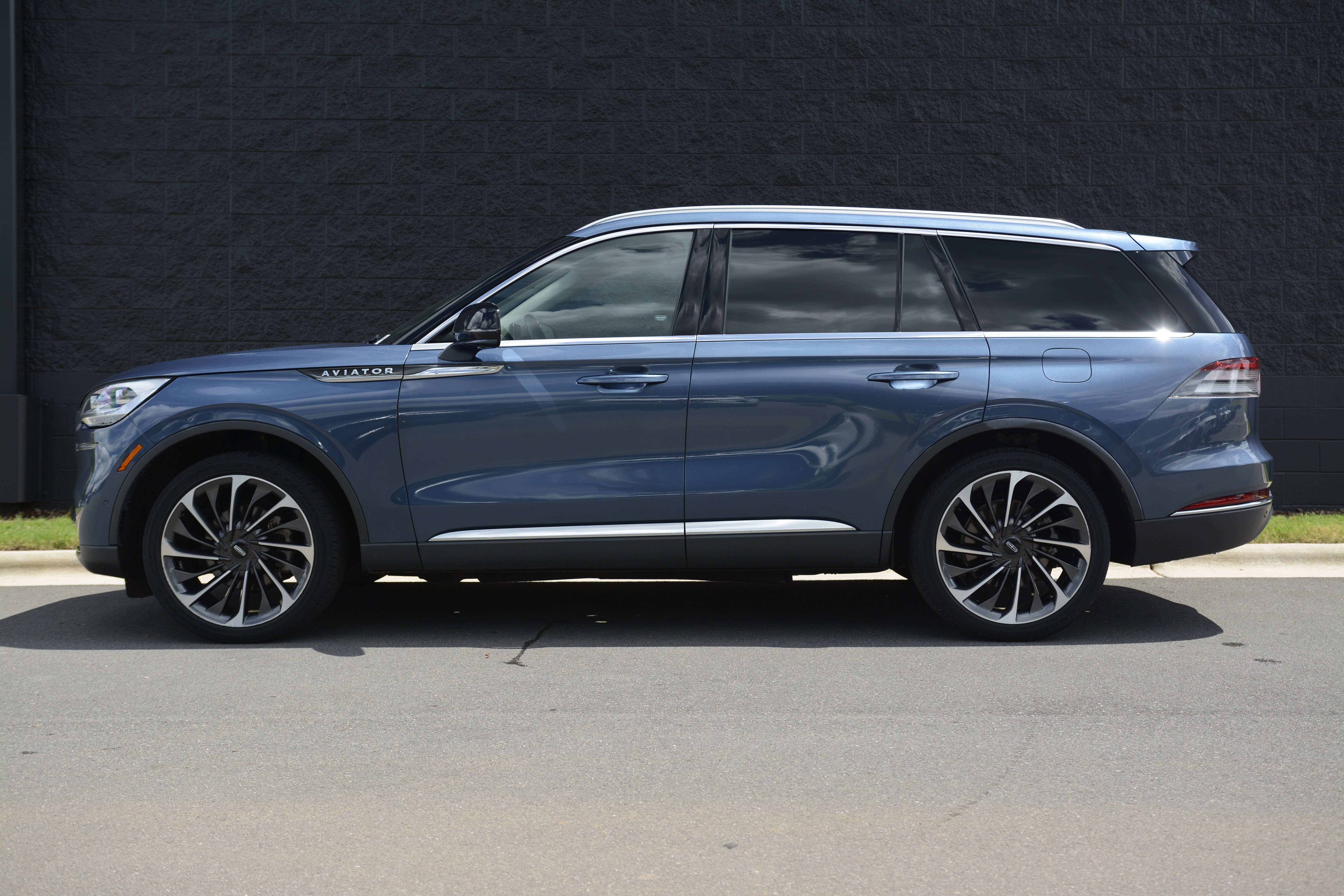 Used 2020 Lincoln Aviator Reserve w/ Equipment Group 202A AWD/4WD image 2