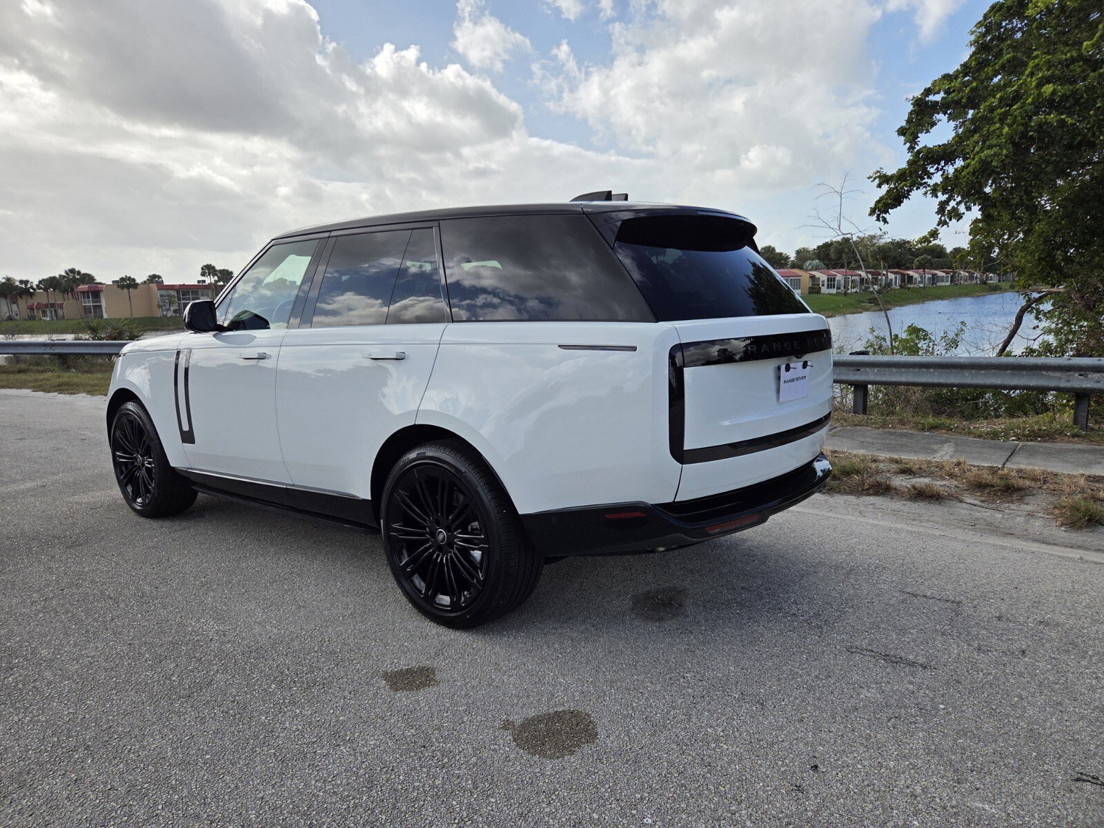 New 2025 Land Rover Range Rover SE image 2