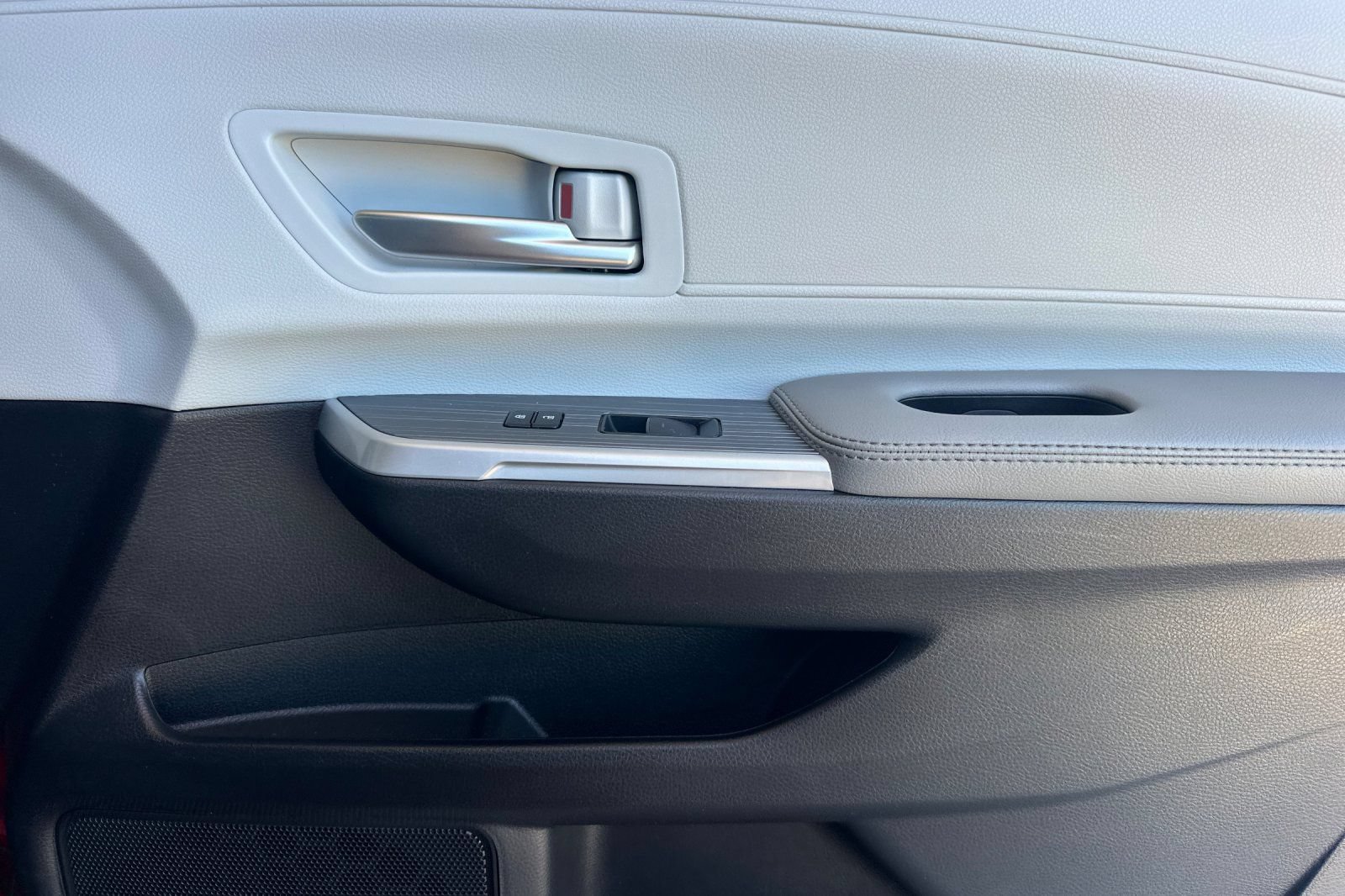 Used 2025 Toyota Sienna XLE FWD image 20
