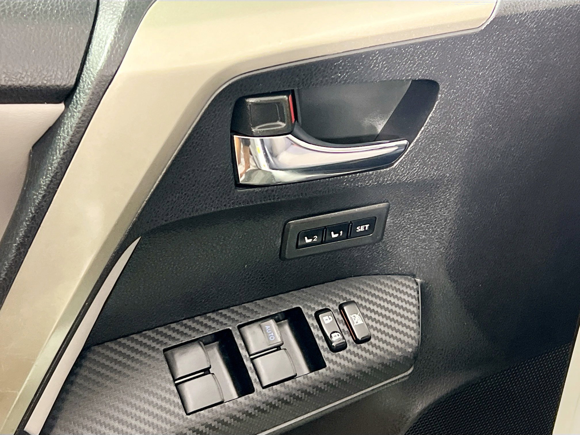 Used 2015 Toyota RAV4 Limited w/ Technology Package image 16