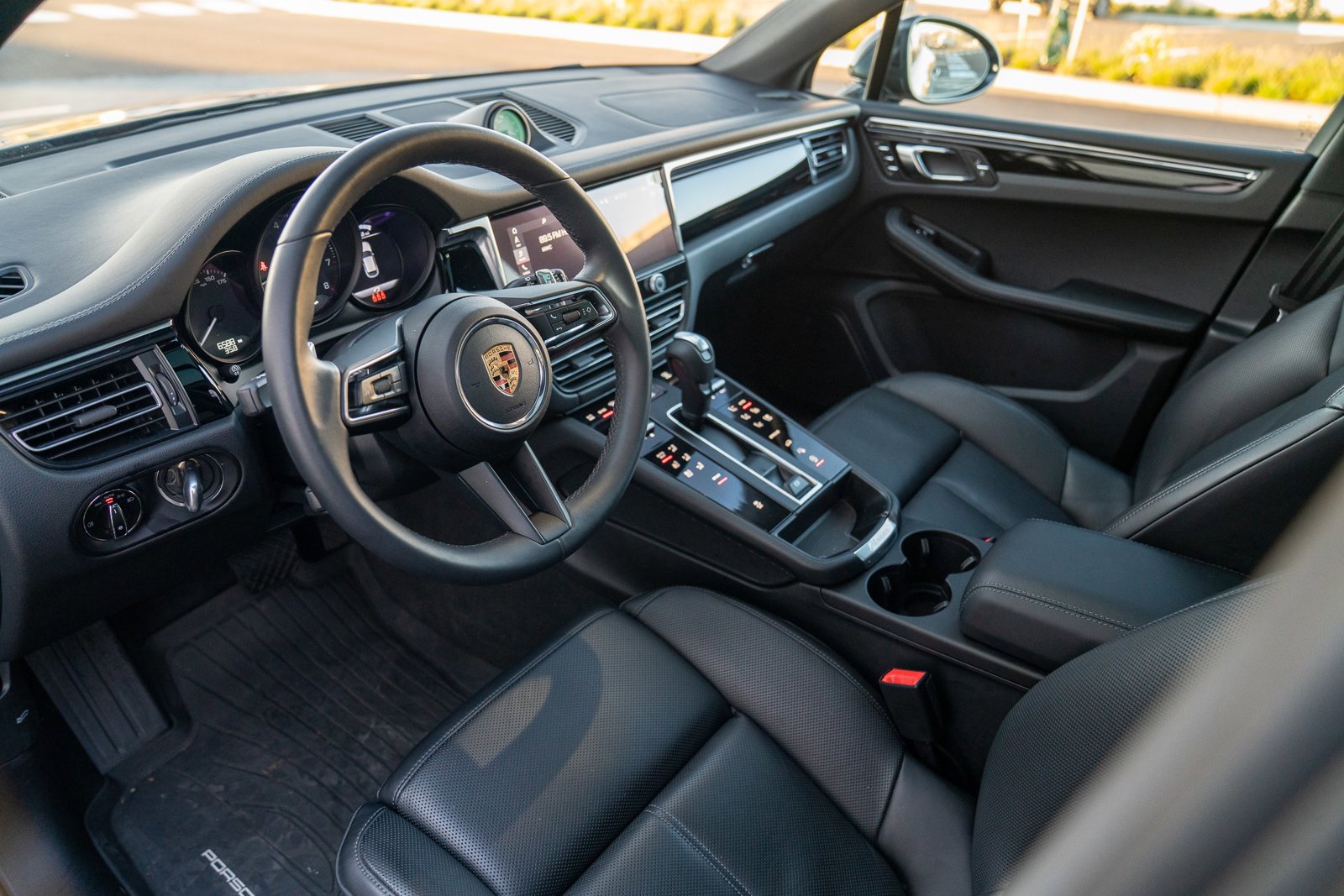 Certified 2025 Porsche Macan image 4