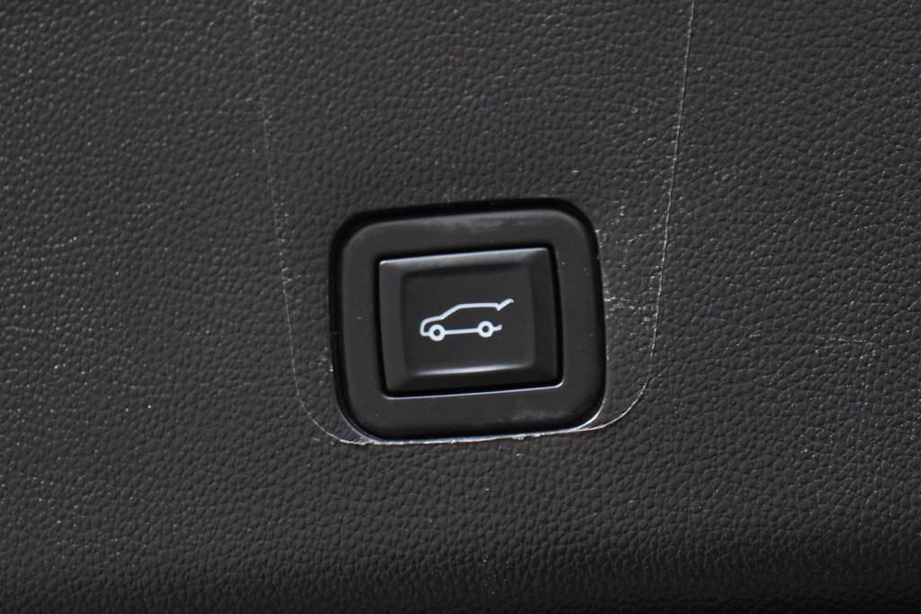 Used 2023 Chevrolet Traverse RS image 11