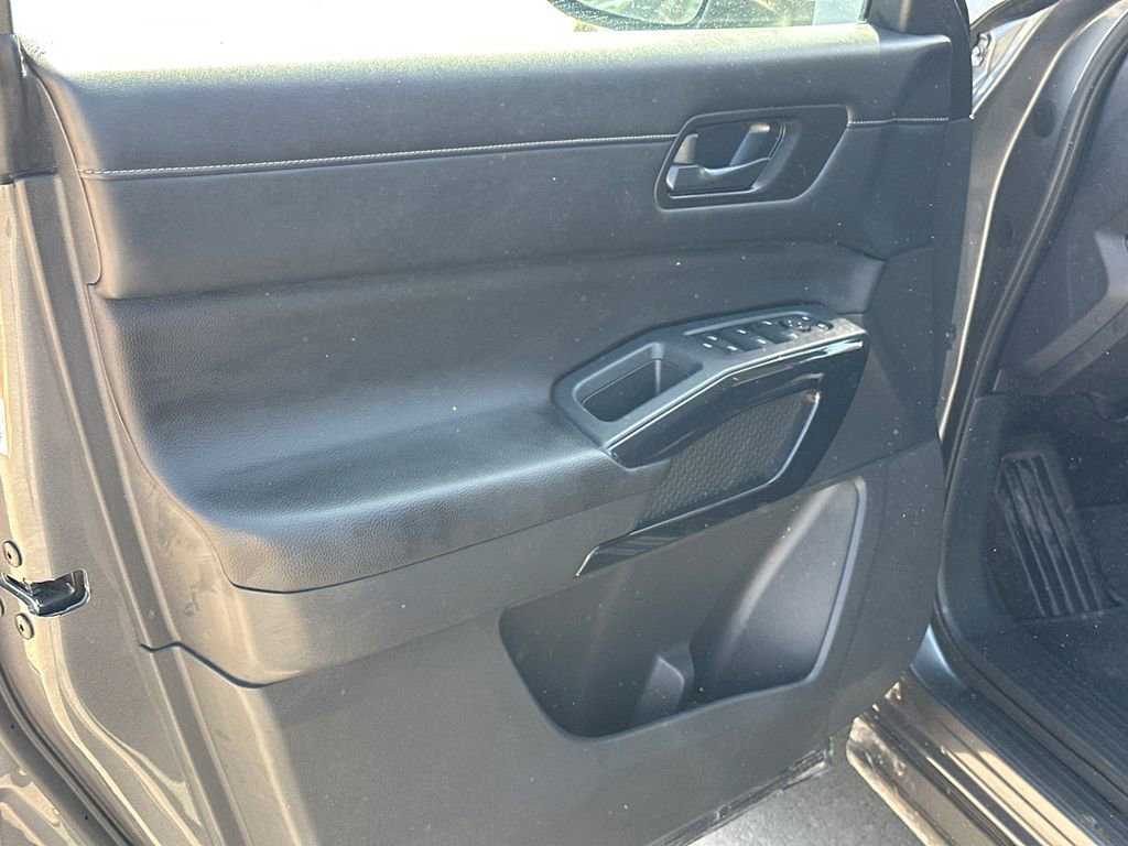 Used 2025 Nissan Pathfinder SV AWD/4WD image 10
