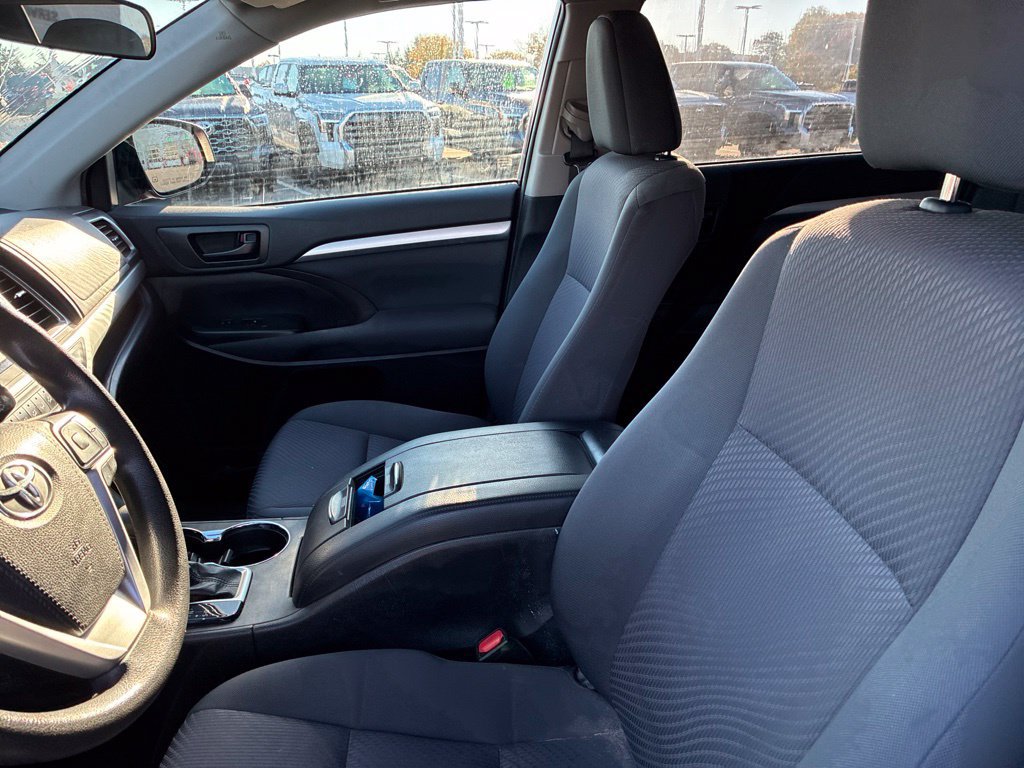Used 2019 Toyota Highlander LE AWD/4WD image 35