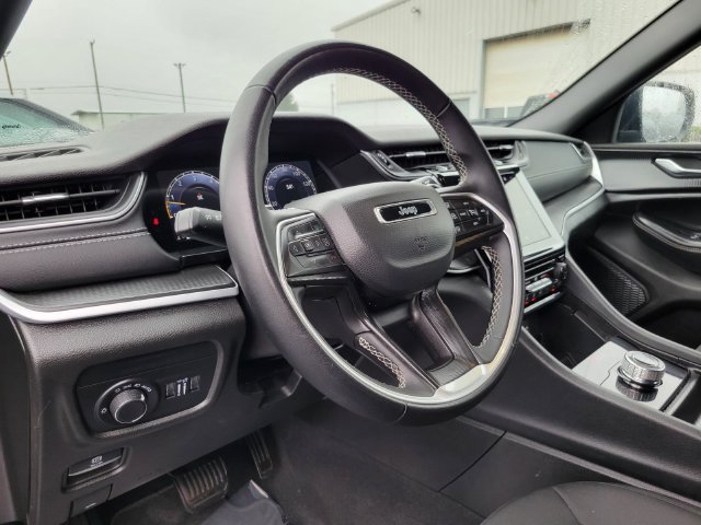 Used 2025 Jeep Grand Cherokee Laredo AWD/4WD image 9