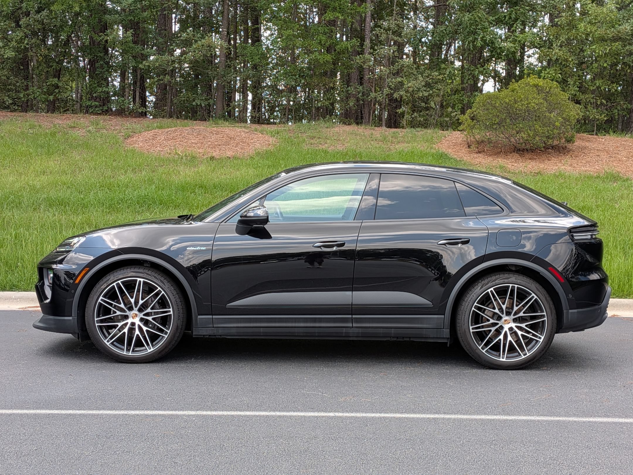 Used 2025 Porsche Macan 4 Electric AWD/4WD image 2