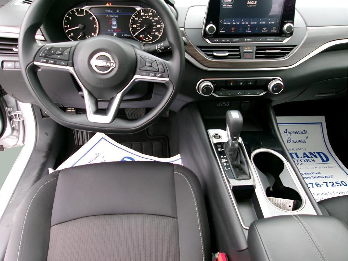 Used 2024 Nissan Altima 2.5 SV FWD image 14