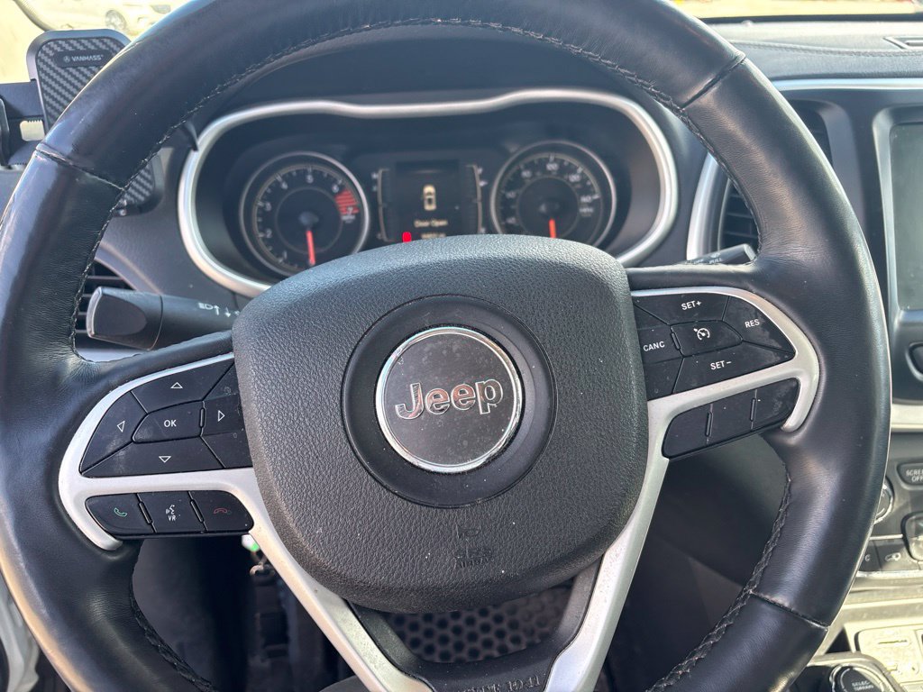 Used 2018 Jeep Cherokee Latitude Plus w/ Cold Weather Group AWD/4WD image 12