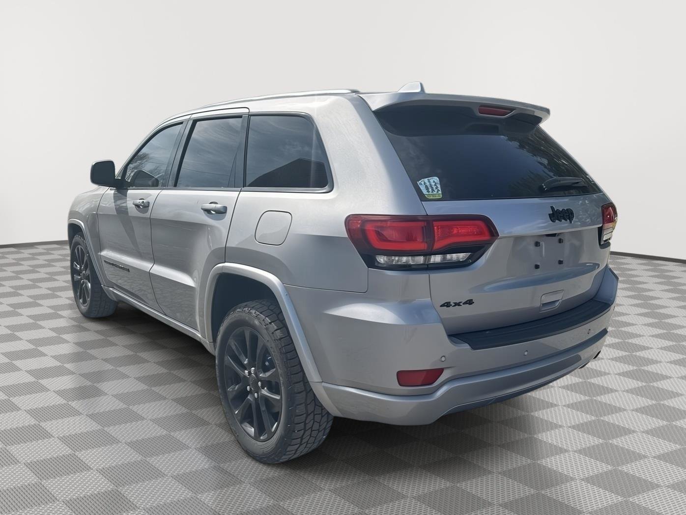Used 2020 Jeep Grand Cherokee Altitude image 3