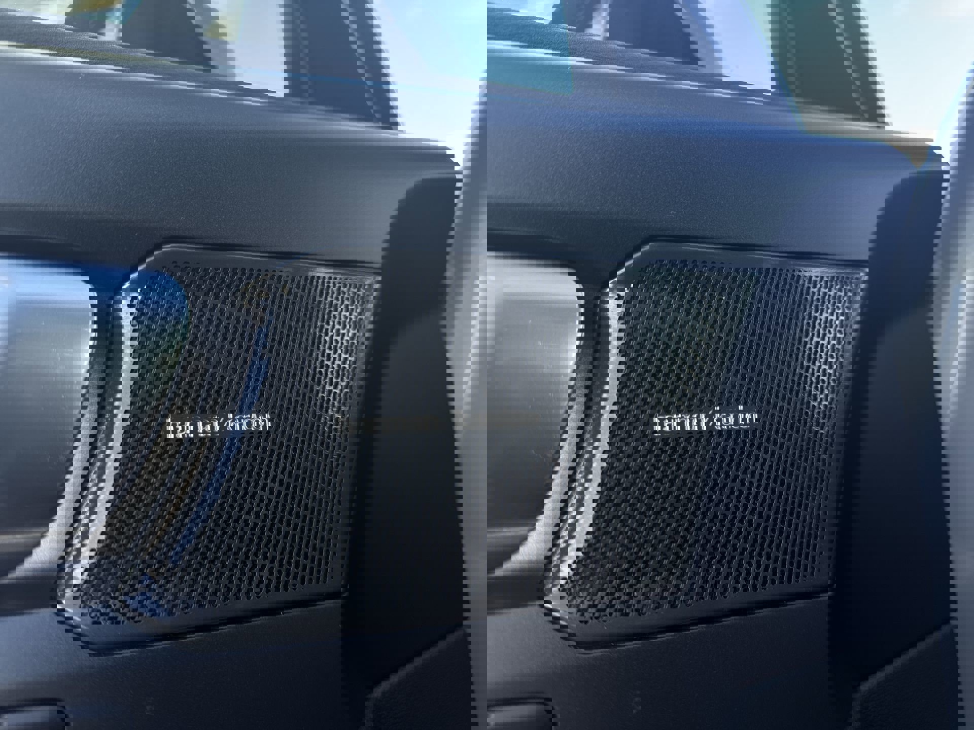 Used 2023 Volvo C40 P8 Recharge Ultimate image 25