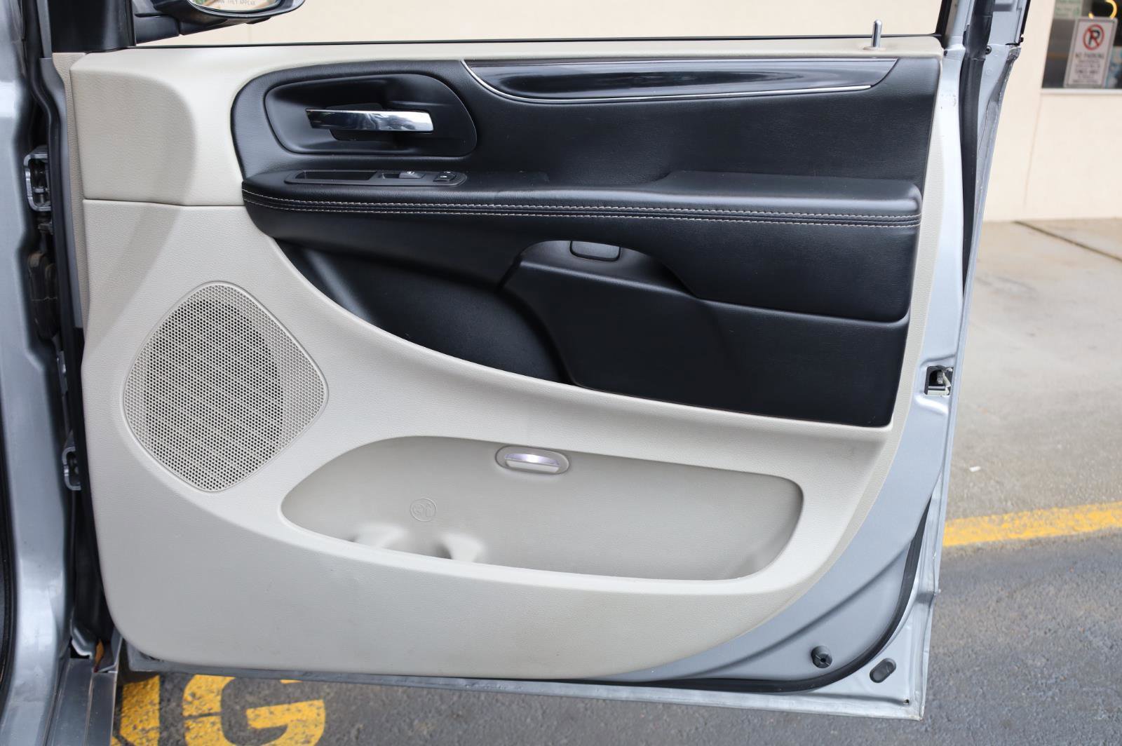 Used 2017 Dodge Grand Caravan SXT FWD image 15