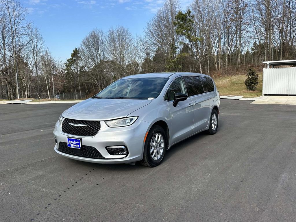 Used 2024 Chrysler Pacifica Touring-L image 3