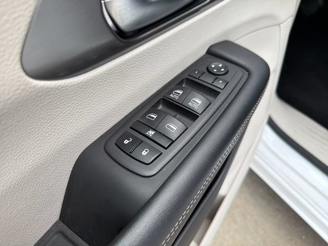 Used 2023 Chrysler Pacifica Touring-L FWD image 13